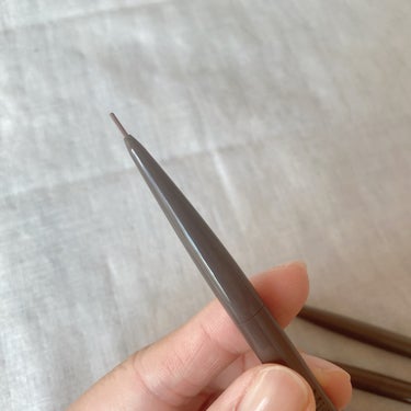 
ミゼルエディ アイブロウペンシル スリム 
4色 ¥1320

01 ダークブラウン
02 グレージュ
03 ナチュラルブラウン
101 ピンクグレージュ(限定)

0.9mmだからペン先がとっても細い✨
細かい毛流れもふんわり眉も
どっちも描きやすかった。

繰り出し式だからペンの長さも調整簡単で
反対側にはスクリューブラシ付き😊

パウダーをペンシルに固めたタイプで
色味は少し薄づきなので、濃淡を調整しやすく
自眉が濃い目の人でも濃くなりすぎない。

ウォータープルーフで擦っても落ちないヨレない
クレンジングではすんなり落ちるから
とても使いやすいです。
の画像 その2