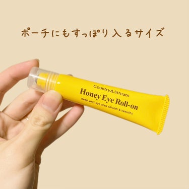 目元のケアを手軽に！
はちみつ🍯の香りで癒される♡

✔︎カントリー&ストリーム
ナチュラルアイロールオンN
15ml

ーーーーーーーーーーーーーーーーーーーー

今まではアイクリームを使っていたのですが、
目に入ってしまったり摩擦が気になる…ということで
ロフトで見つけたロールオンタイプを購入してみました！

さりげなくはちみつの香りがして癒される〜💛

手も汚れないし簡単にケアできてお気に入りです！！

ーーーーーーーーーーーーーーーーーーーー

《特徴》
顔の印象を左右する、目元のためのロールオンタイプ美容液。
ナイアシンアミド※、レチノール※を配合した美容液が乾燥しやすい目元の肌に浸透（角質層まで）し、
ハリとうるおいを与えます。
※保湿成分

《成分の特徴》
🍯美容液×ロールオンでアイメイクの映える美しい目元へ。
🍯エイジングケア（年齢に応じたうるおいによるお手入れ）のプラスワンアイテムとしても。
🍯天然由来保湿成分ハチミツ、プロポリスエキス、ローヤルゼリーエキス配合：潤いあふれるみずみずしい肌へ。
🍯ナイアシンアミド※：うるおいを与え、キメの整った肌へ。
🍯カプセル化レチノール※（カプセルに内包し安定化したレチノール）：なめらかで、ハリのある肌へ。
🍯ヒアルロン酸※、LIPIDURE※（ポリクオタニウム―51、ポリクオタニウム―61）：乾燥しやすい肌をみずみずしく保ちます。
※保湿成分

ーーーーーーーーーーーーーーーーーーーー

スキンケアの最後に優しくコロコロ…

チューブを強く押すと液がどばっと出ちゃうので注意！

なんか乾燥してるなぁってときにも気軽にコロコロできる☺️

めちゃくちゃおすすめなアイケア商品です✨

#カントリー&ストリーム
#ナチュラルアイロールオンN
#ロフト
#アイケア
#ロールオンタイプ
#はちみつ
#摩擦レスの画像 その1