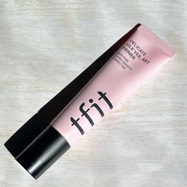 『 TFIT / DELICATE SILK VEIL ART PRIMER 』
⁡
SKIN PORE COVER SMOOTH CORRECTOR
⁡
✔︎パワー毛穴消しゴム
✔︎12時間ロングウェアブースティング
✔︎12時間ウォーター&スウェットプルーフ
✔︎桃のように華やかな肌の表現
⁡
内容量 : 30ml
⁡
◆◆◆◆◆
◇◇◇
⁡
ふわっとしつつもシルキーなテクスチャーで、気になる毛穴や小じわに塗るとスーッと塗れて厚塗り感なく蓋をしてくれるので、毛穴や小じわを綺麗にカバーし、目立つことがなくなります。まさに毛穴が行方不明な感じ。
⁡
密着力も高く、ピタッとくっつきます。ベタつかずしっとりサラっサラなので、暑くなるこれからの季節にも使いやすそうです。塗ったところが、スルスルっと指が滑るほどの軽さで気持ち良いです。
⁡
厚塗り感もなく、上からファンデを塗ってもゴテゴテしないので、一日中使ってても、崩れたりヨレたりしないので、メイクのお直しも簡単です👍
⁡
購入場所
▶️オンライン : Qoo10/楽天/LOFT ONLINE SHOP/PLAZA ONLINE SHOP/@COSME ONLINE SHOP
▶️オフライン：LOFT、PLAZA、ハンズ、＠COSME,ドン·キホーテ、マツモトキヨシ その他バラエティショップを中心に展開
※一部取り扱いのない店舗有り
⁡
オンラインの場合、TFIT商品が海外によく知られているため、他の人が類似品を作って販売していて、実際に見てもロゴの傾きが少し違う程度なので偽物を区別するのが難しいそうです。
＊TFIT公式ストア（Qoo10）
＊TFIT公式代理店(代理店の場合、詳細ページに公式認証バナーがある場合のみ公式代理店です)
上の2ヶ所で購入するのが本当のTFIT製品なので、お気をつけください。
⁡
@tfit.japan
TFIT 様からいただきました。
⁡
#PR #TFIT #ティーフィット #TFITプライマー #下地 #プライマー #密着 #ベースメイク #koreanmakeup #kbeautyの画像 その0