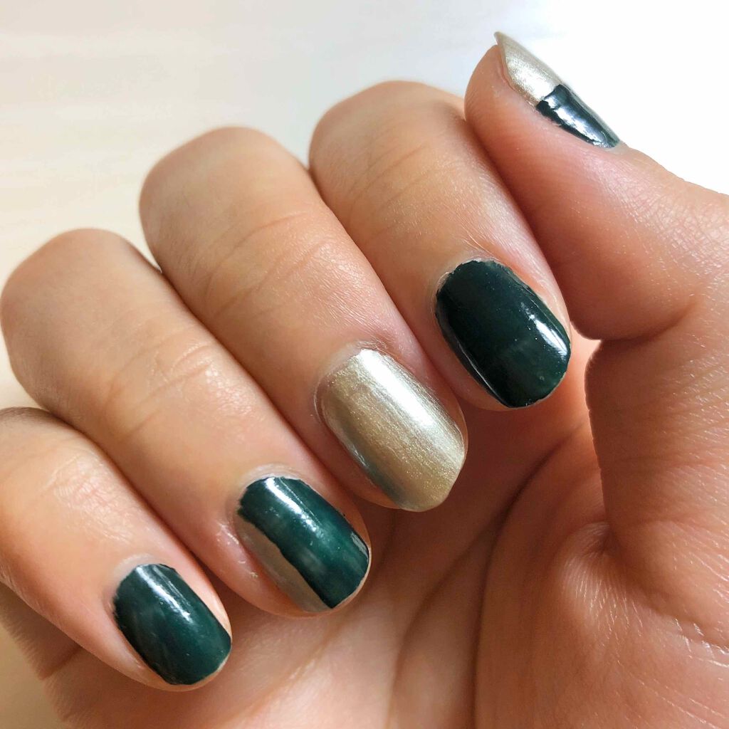 \緑×ゴールドネイルが大優勝すぎた/

皆さん有意義におうち時間過ごしていますか？

私は外に出かける予定もないのに２日に一回ネイルデザインを変えております💅

マスクを買いに薬局に行った際また新しいネイルを買い足してしまった🤦🏻

