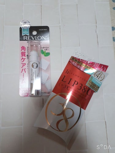 お久しぶりです！あかりです💦

本日は最近のリップケアについてご紹介します！


まず、REVLONの#キスシュガースクラブ で古い角質を落として、保湿します！
この商品はつい最近ドラックストアで手に入