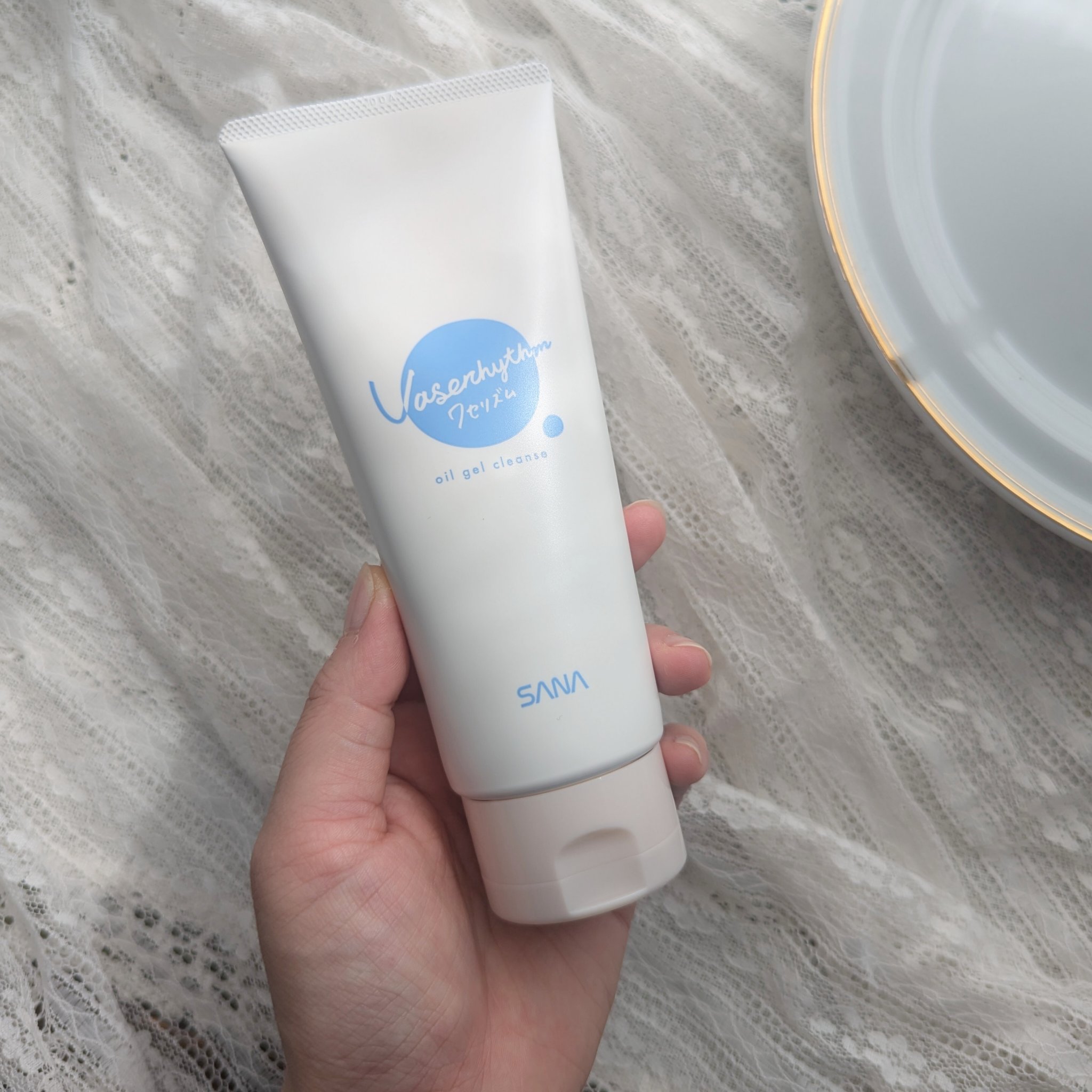 ワセリズム　オイルジェルクレンズ

ジェル⇒オイルに変化？！
じゅわっとメイクがとろけ落ちる感覚
ジェルとオイルのいいとこどりで、
やさしい使い心地と毛穴汚れ・メイク落ちを両立させた
新感覚のクレンジング


みんな大好きワセリンがナノ化配