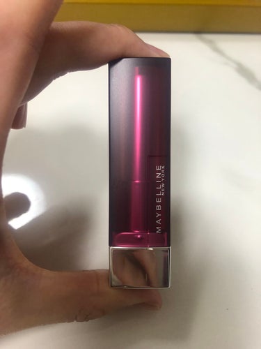 MAYBELLINE NEW YORK
カラーセンセーショナル リップスティック Ｎ
805

アウトレットで600円で買いました
マット系のリップは老けて見えるのでツヤ系ばかり使ってましたが安かったし