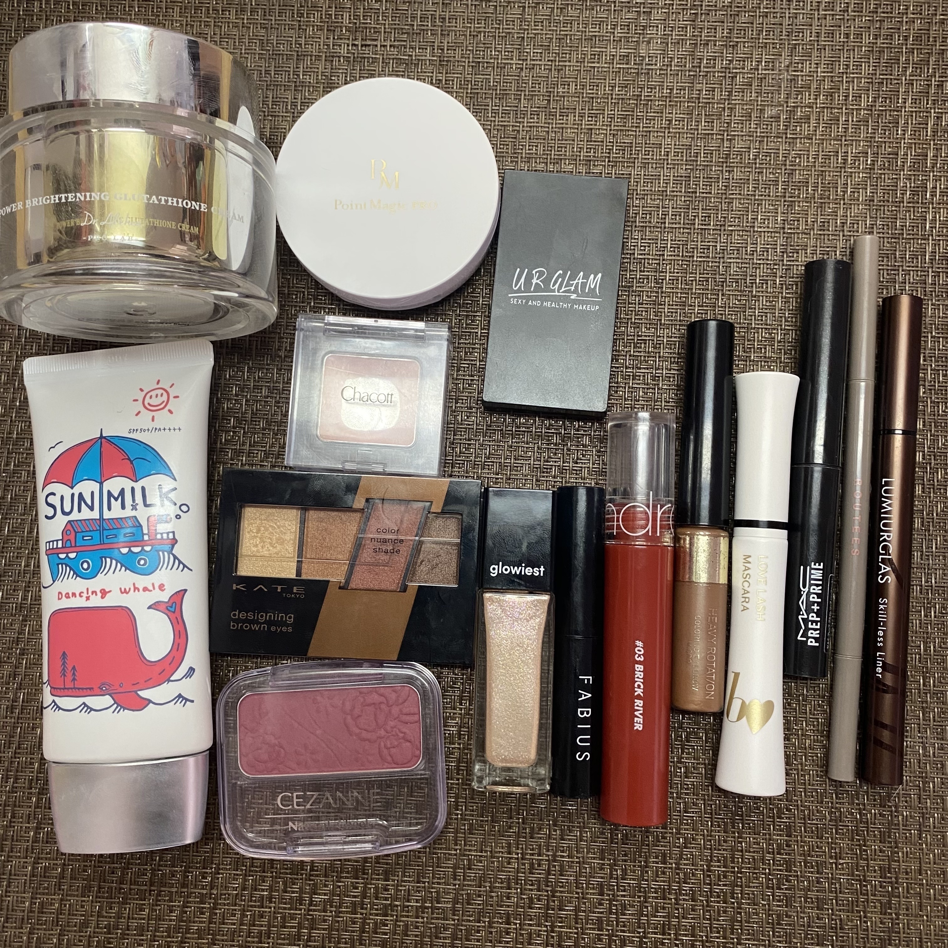 Sophisticated Glow Eye Shadow/glowiest/リキッドアイシャドウを使ったクチコミ（3枚目）