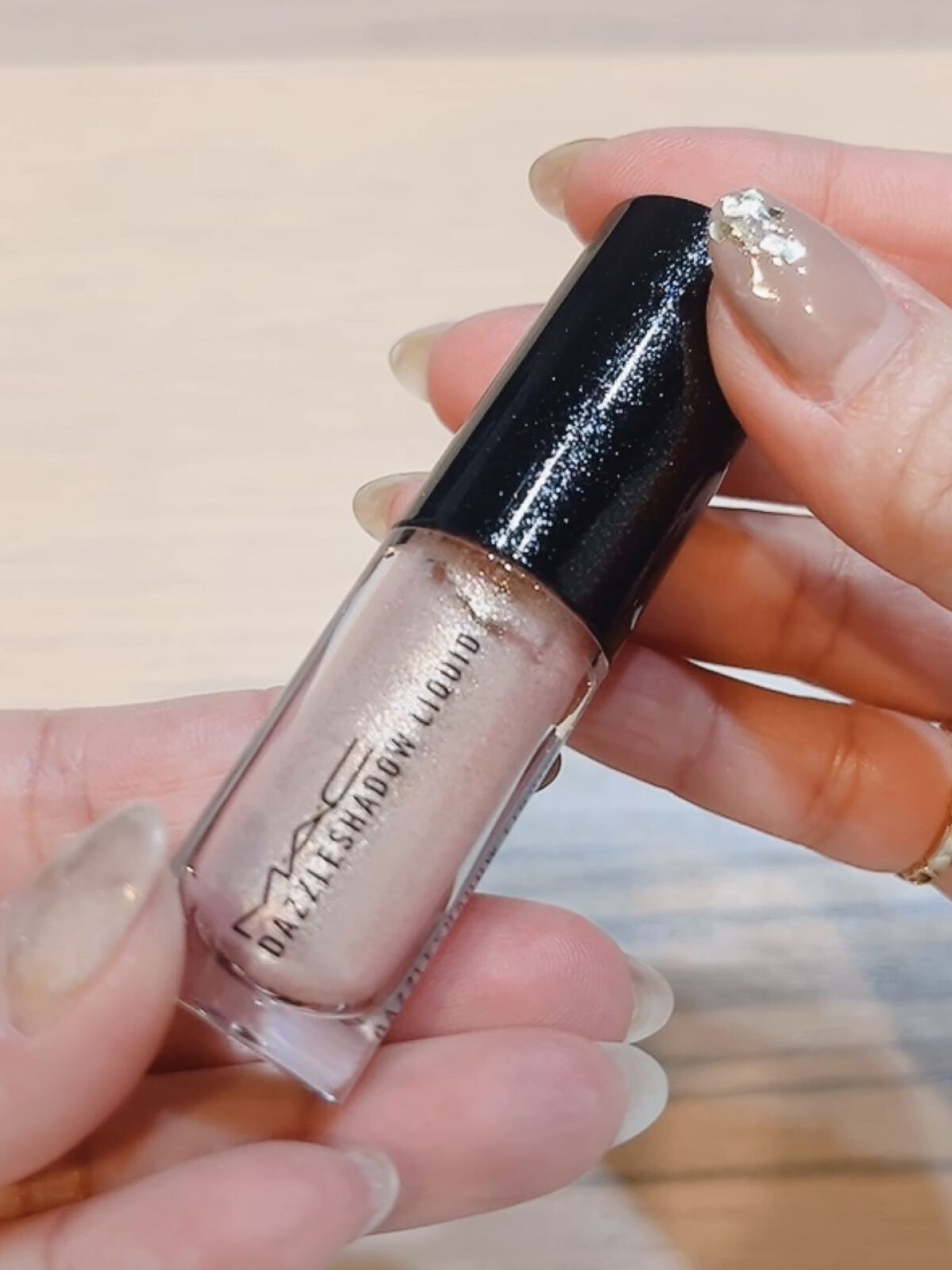 ダズルシャドウ リキッド エブリ デイ イズ サンシャイン/M・A・C/リキッドアイシャドウを使ったクチコミ（2枚目）