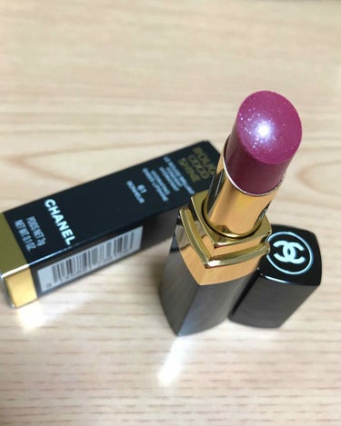 CHANEL ルージュココシャイン 61 ボヌール


若干青みがかった紫×ピンクのような色味です。
水色と白のラメがぎっしり入っていますが悪目立ちすると言うよりかは唇をツヤツヤに見せてくれてとっても可