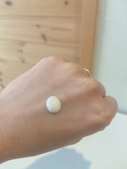 Dior 【旧】スノー アルティメット UVシールド 50+のクチコミ「Diorの香りが癒される♡
乳液のような使用感✨
SPF50+PA++++
紫外線カット効.....」(2枚目)