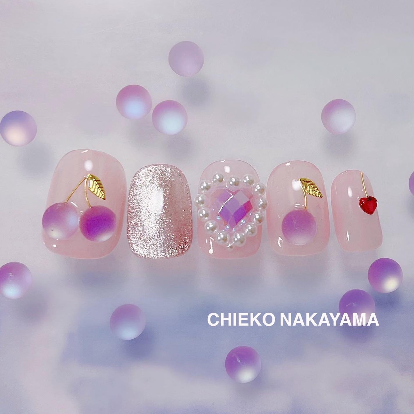 なかやまちえこ on LIPS 「ちぇりー🍒365日ネイル344日め⠀⠀マットなラウンドパーツは..」(1枚目)