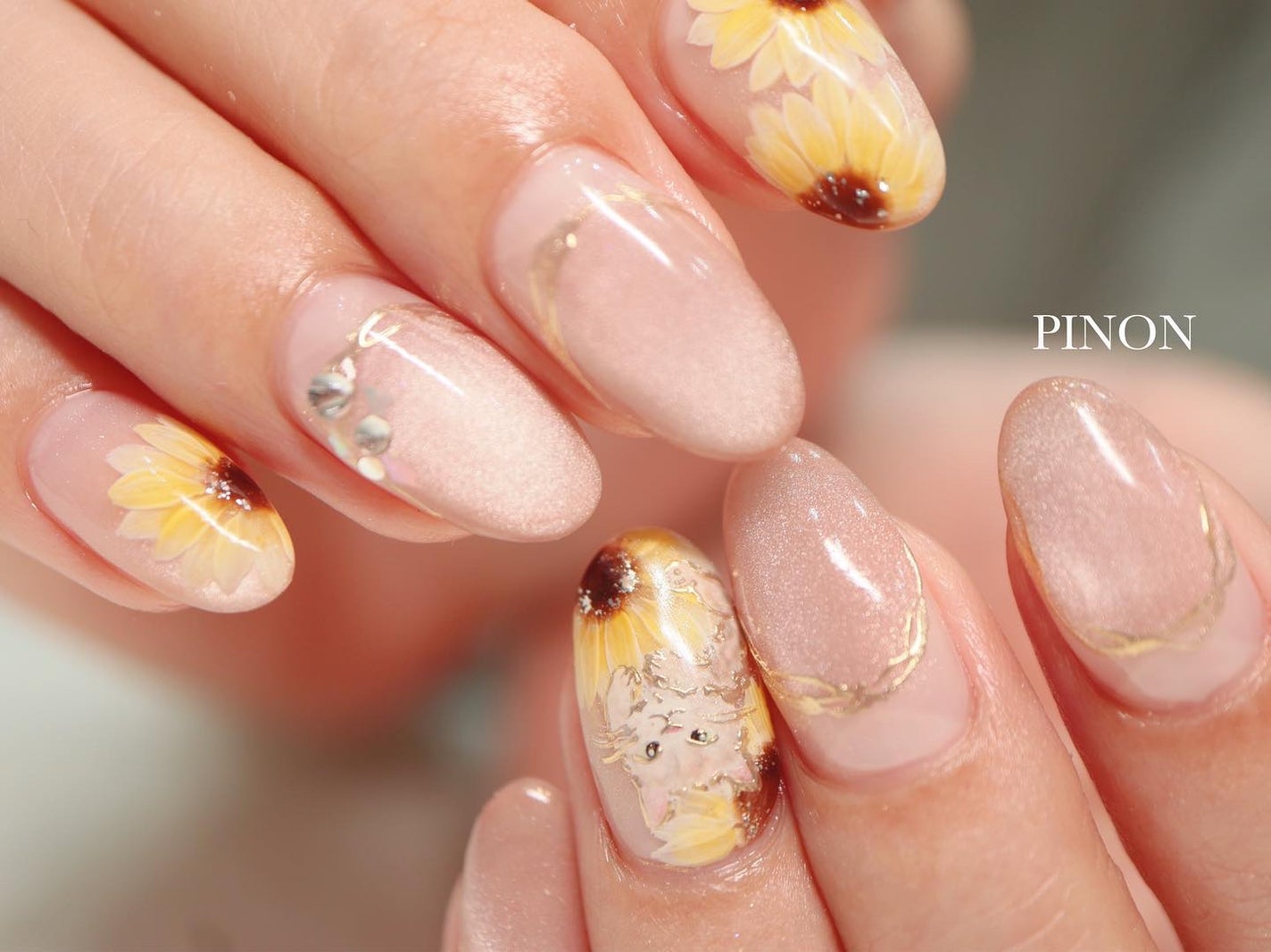 shino on LIPS 「ペットの猫さま+ひまわり優しい色味のひまわり🌻をご希望だったの..」(3枚目)