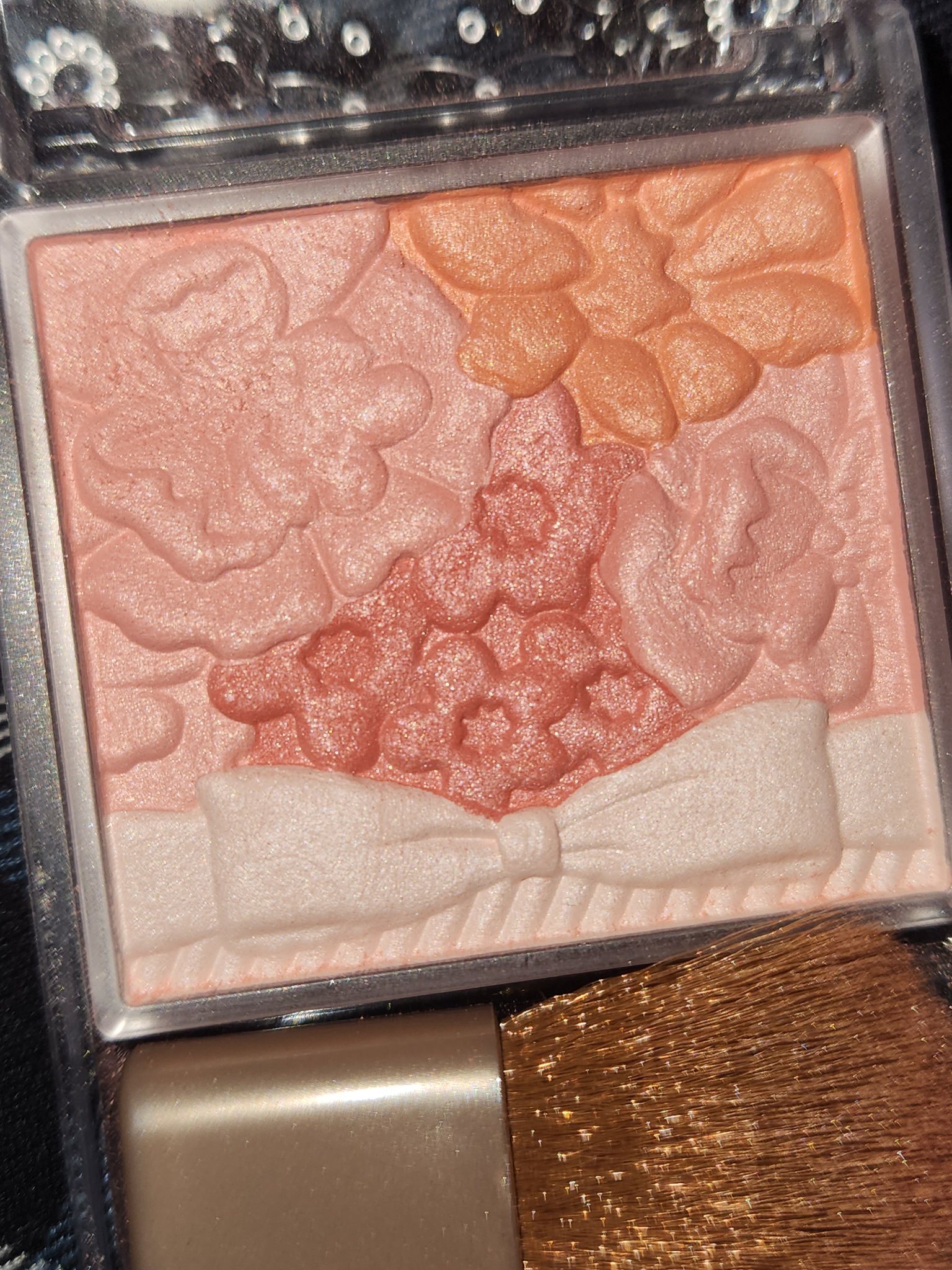 コーラルピンクのお手軽艶チーク！キャンメイク、グロウフルールチークス、02アプリコットフルール

リニューアルしたのか、デザインが変わってますね。
キャンメイクのチークはとにかく艶感を出すために、すごく繊細なパールが入っていて、顔に塗ってい