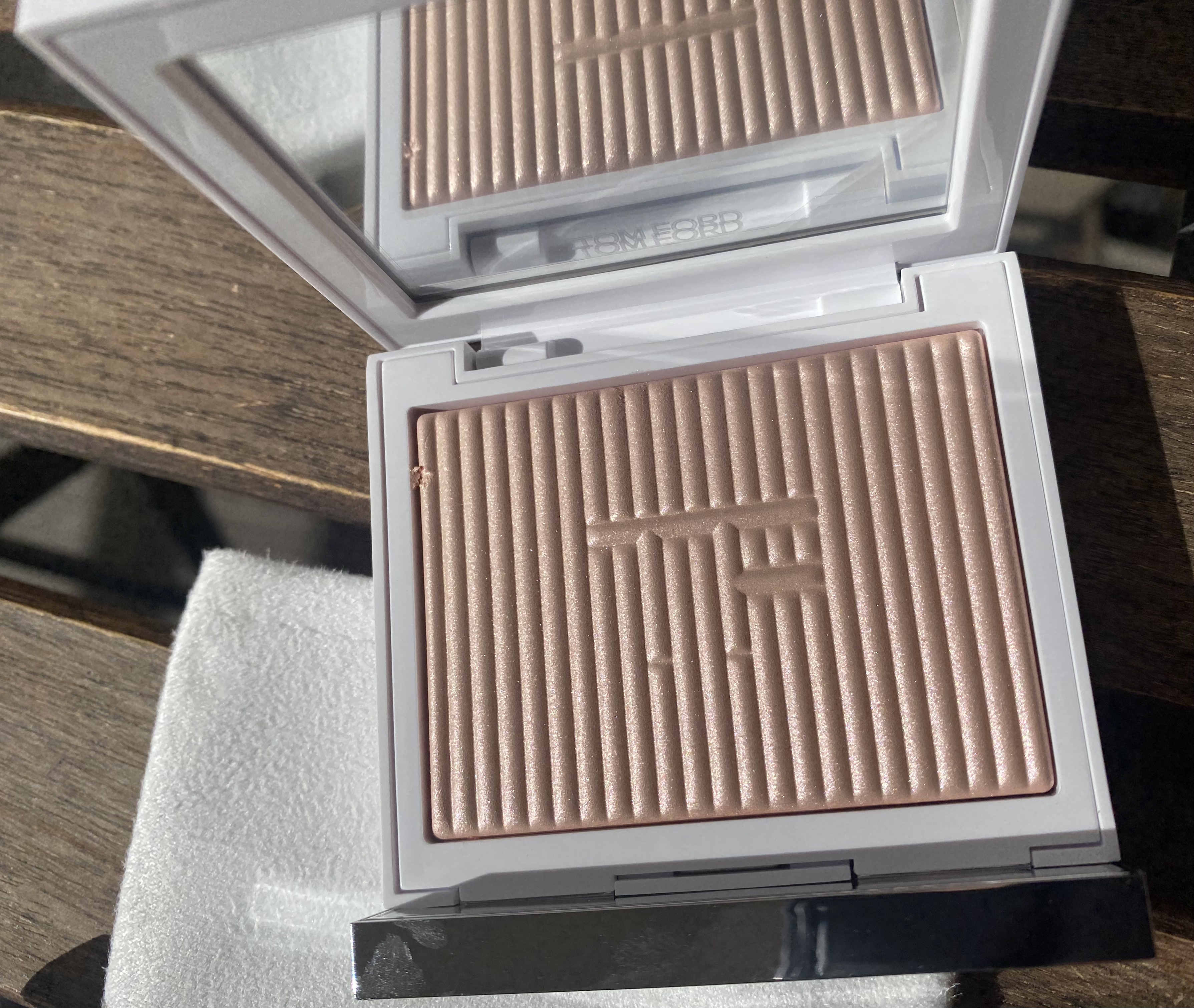 ソレイユ ネージュ グロウ ハイライター 01 ローズ イリゼ/TOM FORD BEAUTY/パウダーハイライトを使ったクチコミ（2枚目）