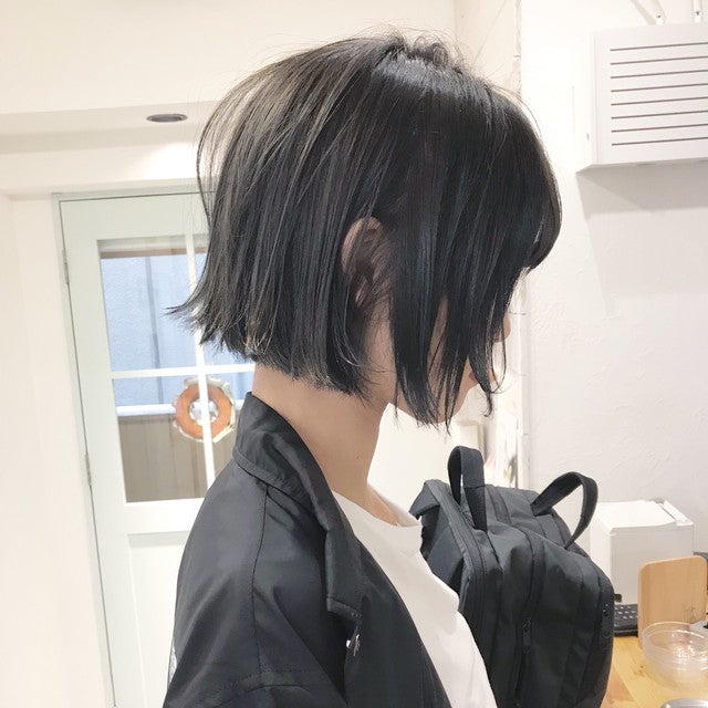 アッシュグリーンカラーのミニボブヘアの女性