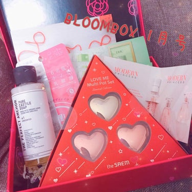 BLOOMBOX 1月号

コンセプトはLOVE
愛する人と過ごす時間に、輝くあなたでいられるようなプロダクト

とのことで、見た目のかわいさだったり香水が入っていたりと、自分を飾り付けるような商品たち