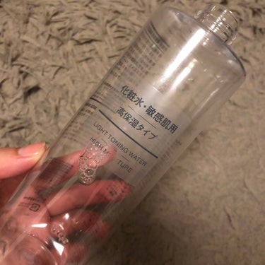 
無印良品の化粧水
敏感肌用  高保湿  400ml  ￥1190

別売りのスプレーヘッドを着けて使用しました☺️

アトピーなので、お風呂上がりの全身の砂漠化を避けるべくしゃばしゃば使える物を探して