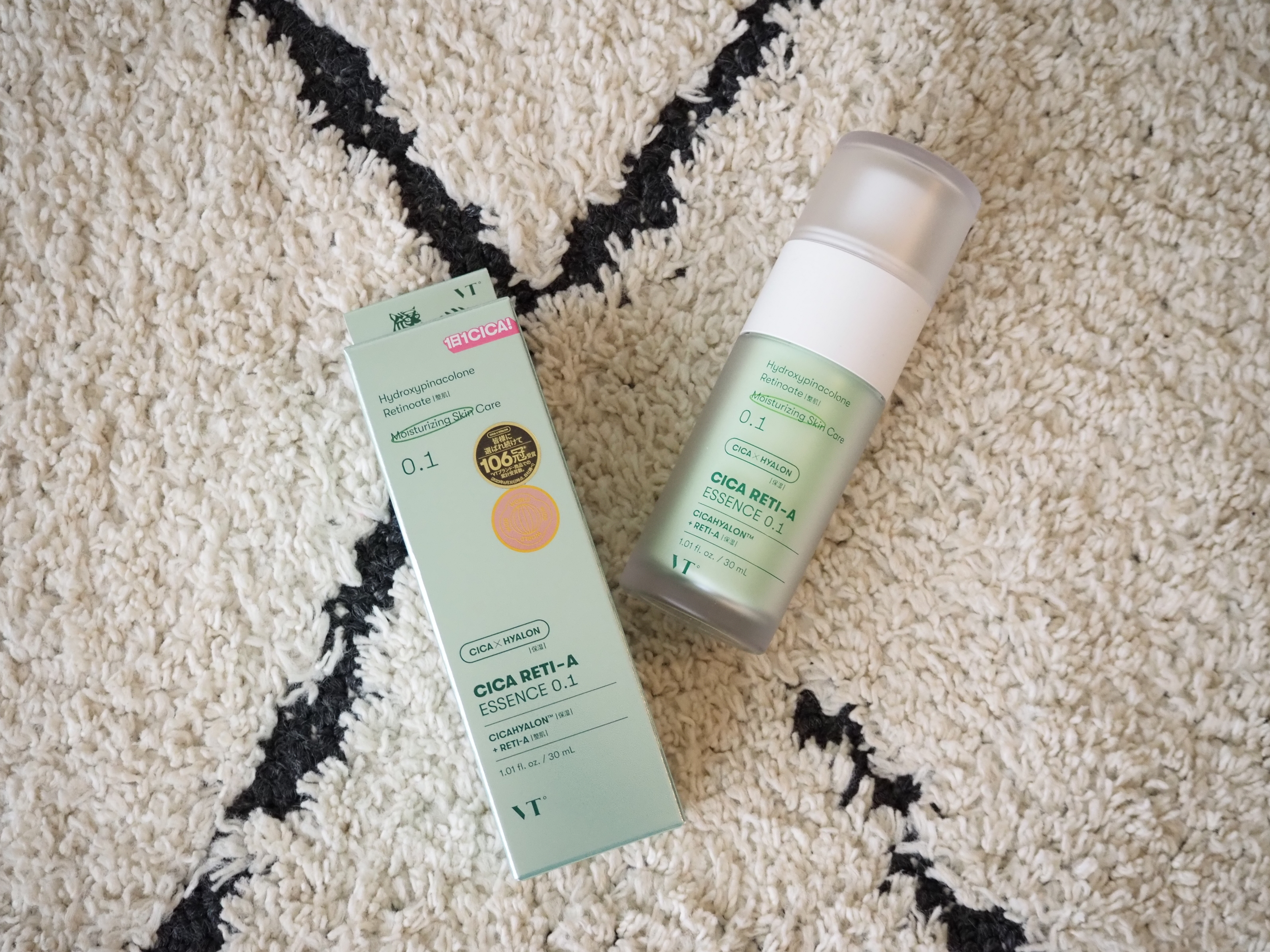 毛穴が気になってきたかも！ということで
シカレチA エッセンスを使ってみました。
CICAといえば、VTが有名ですよね。

敏感肌なので、刺激が心配でした。
なので、はじめは気になる部分にだけ使ってみました。
サラッとしたテクスチャでのびは