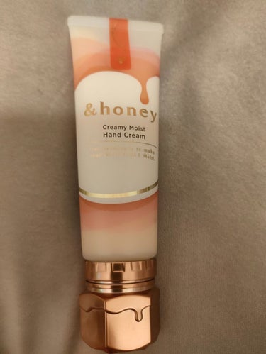 &honeyのハンドクリームを頂きました！
ヘアオイルとかは愛用していて、匂いとかも好きだったので、ハンドクリームも期待通りのいい香りです

キャップのデザインも可愛い

これから手が乾燥する時期なので