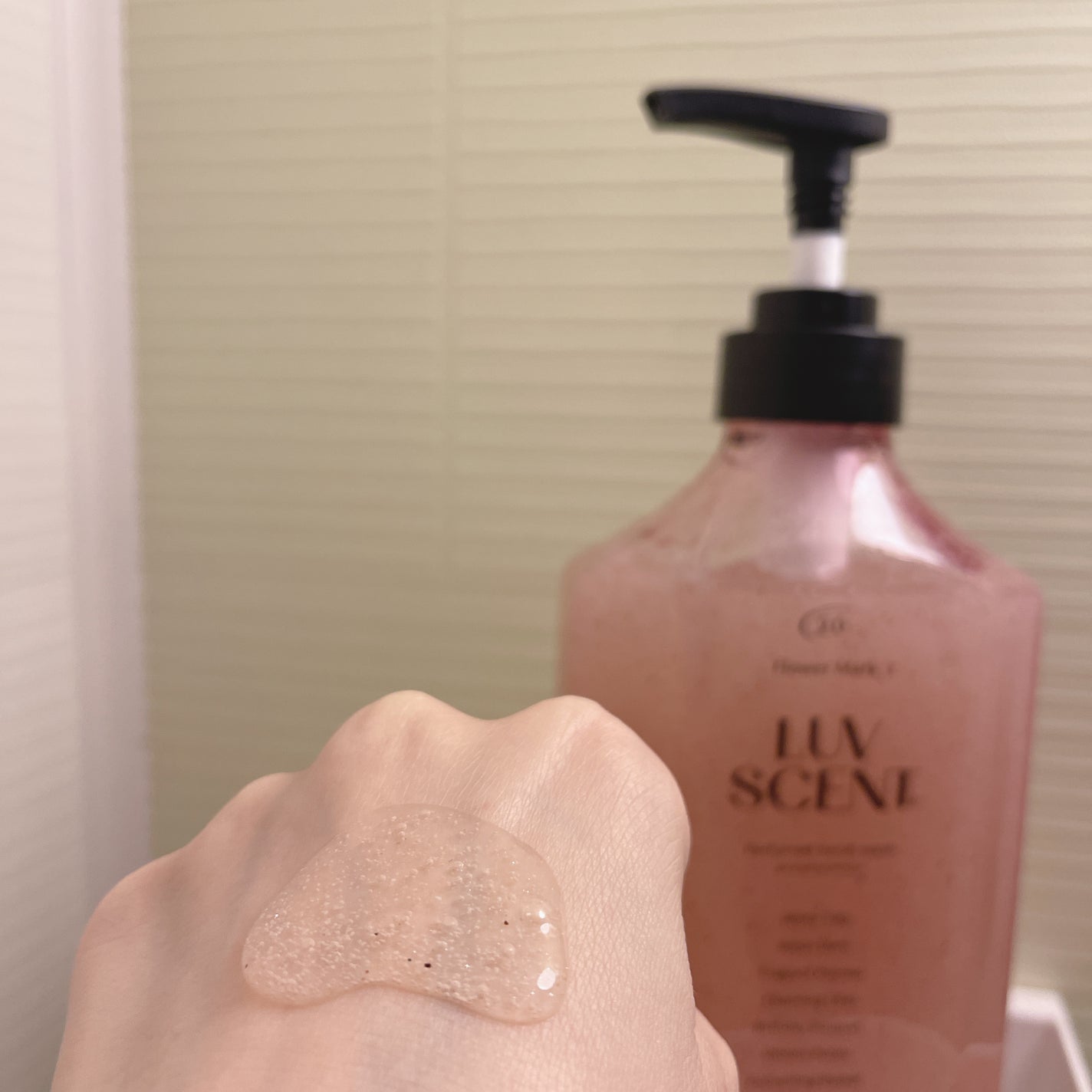 スクラブボディウォッシュ フラワーマーケット ホワイトチューリップ/LUV SCENT/ボディスクラブを使ったクチコミ(2枚目)