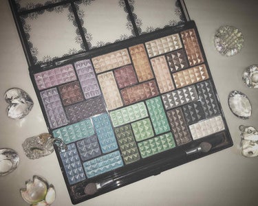 【Dolly Angel 30 COLORS EYESHADOW PALETTE】

ドンキで売ってました！！

30色も入っていて\500円/はかなりお得だと思います✨

これは買って損は無いです🙅🏻