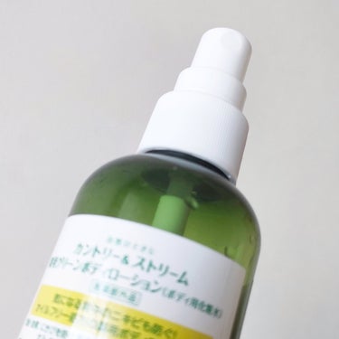 👑 カントリー&ストリーム 薬用グリーンボディローション
＊200ml ￥1,650

✓ 有効成分 グリチルリチン酸2K＆d-カンフル配合
✓ オイルフリー処方
✓ 逆さでも使えて背中にもスプレーしやすい
──────────────

Country&Streamの薬用ボディスプレー🌿
背中ニキビとデコルテニキビがなかなか治らないので購入してみました！
半分使ったレポです✍🏻

お風呂上がりなどの清潔な肌に使います
ニキビができやすい部分に直接スプレーします
逆さにしてもスプレーできるタイプなので背中にも使いやすい🙆‍♀️

メントールの香り🌿
虫除けスプレー的な匂いにも近いかも！
時間が経てば気にならなくなります👌

つけ心地はメントールの少しスーっとする感じ！
エタノール配合もあってサッパリ感があります
その分乾燥してる所には使わない方がよさそう

ニキビが枯れてくれるかな?と期待したのですが、半分使った現在あんまり効果はわからないかな……
使っている間少し収まる感じはあるような🤔
ニキビができていない人で予防目的で使う分にはさっぱりしていいかも！？

<まとめ>
使っている間少し収まる感じはありますが、まだブツブツしています💦
やっぱり背中ニキビケアって難しい😭😭
マラセチア菌が原因なわけでもないし、皮膚科のお薬塗っても治らない……
元々肌は弱めで顔もニキビ肌なので、根気強くまた違うアイテムなども使おうと思います！

──────────────
#カントリーアンドストリーム  #countryandstream #薬用グリーンボディローション #グリーンボディローション #薬用 #有効成分 #グリチルリチン酸ジカリウム #グリチルリチン酸2K #d-カンフル #カンフル #ニキビ #にきび #背中ニキビ #背中にきび #デコルテニキビ #デコルテにきび #メントール #アロエエキス #ローズマリーエキス #ユーカリエキス #ドクダミエキス #オイルフリー #ボディケア #ボディ用化粧水 #ボディローション #ボディ用スプレー #購入品 #購入品レポの画像 その1