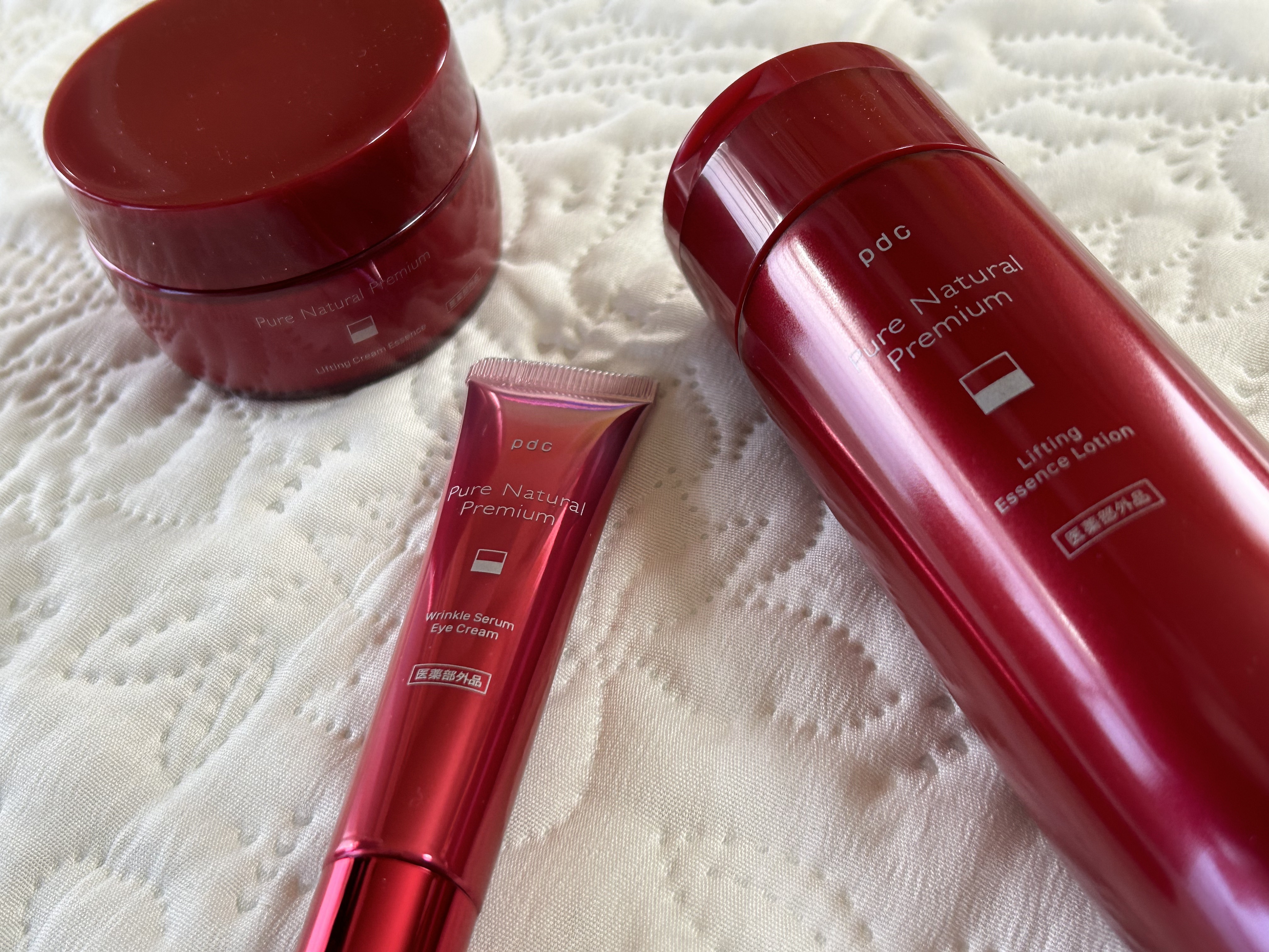 ピュア ナチュラル プレミアム リフティングライン

ローションは化粧水と乳液
クリームエッセンスは美容液と保湿クリーム
アイクリームは目元美容液を兼ねていて
それぞれ2 in 1の時短アイテム🎀

潤い感もあり保湿力も高めなのでこれ塗っ