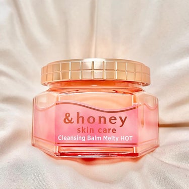 ⁡
⁡
&honeyさまからいただきました
⁡
⁡
&honey
クレンジングバーム メルティホット
⁡
⁡
大人気の&honeyのクレンジングバームから温感タイプも登場🔥
⁡
とろっとろの温感ハチミツクレンジングで摩擦を軽減し、肌をじんわりと温め毛穴づまりを浮かしてしっかりメイクをオフ🍯
⁡
スパチュラで取る時は少し硬めだけど、肌にのせるととろーっととろけてメイクとのなじみがすごく早い！
じんわりと温まる感じで、刺激とかは特に感じませんでした💡
⁡
温感ケア成分・くすみケア成分・保湿成分が配合されていて、乾燥とくすみが悩みの私の肌にはありがたい🙏🏻✨
⁡
W洗顔不要なのも嬉しい！
ただ、洗い上がりはたしかにつっぱらないけど若干油膜感？が感じられるので、私は洗顔もしています🫧
保湿重視の人はクレンジングバームのみで良さそうだけど、洗い上がりさっぱりが好きな人は＋洗顔が良いかも😌
あと香りも少しクセがあるので好みが分かれるかも🤔
⁡
メイクオフのしやすさや肌への摩擦が少ないところは他の＆honeyのクレンジングバーム同様で好きなポイント！
あとスパチュラが蓋に収納できるところも個人的にはすごく嬉しい！
⁡
他にも種類があるので、気になった人はぜひチェックしてみてください🍯


#PR #andhoney #アンドハニー #アンドハニークレンジングバーム #クレンジングバーム #クレンジングバームメルティホット #クレンジング #スキンケア #温感クレンジング #w洗顔不要 #w洗顔不要クレンジング #ぽかぽか温もりアイテム の画像 その0