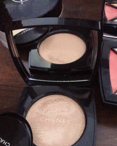 CHANELプードゥルルミエール10アイヴォリーゴールドのフェイスパウダーです
ラメ感がめっちゃ綺麗です
顔の艶出しにいいです
アイシャドウにも使えて一石二鳥！
とても使いやすく上品なラメ感がたまらんお