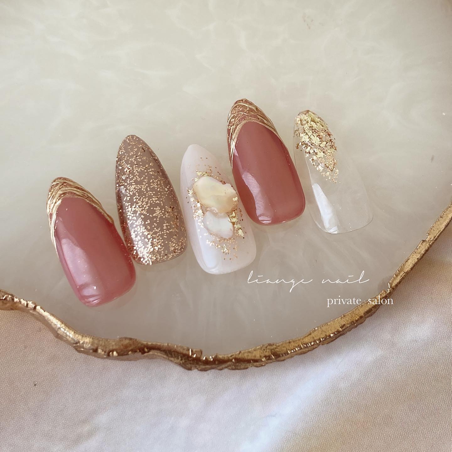 #ネイル,#秋ネイル,#大人ニュアンスネイル,#ニュアンスネイル,#ジェルネイル,#ミラーネイル,#シェルネイル,#フレンチネイルのネイルデザイン