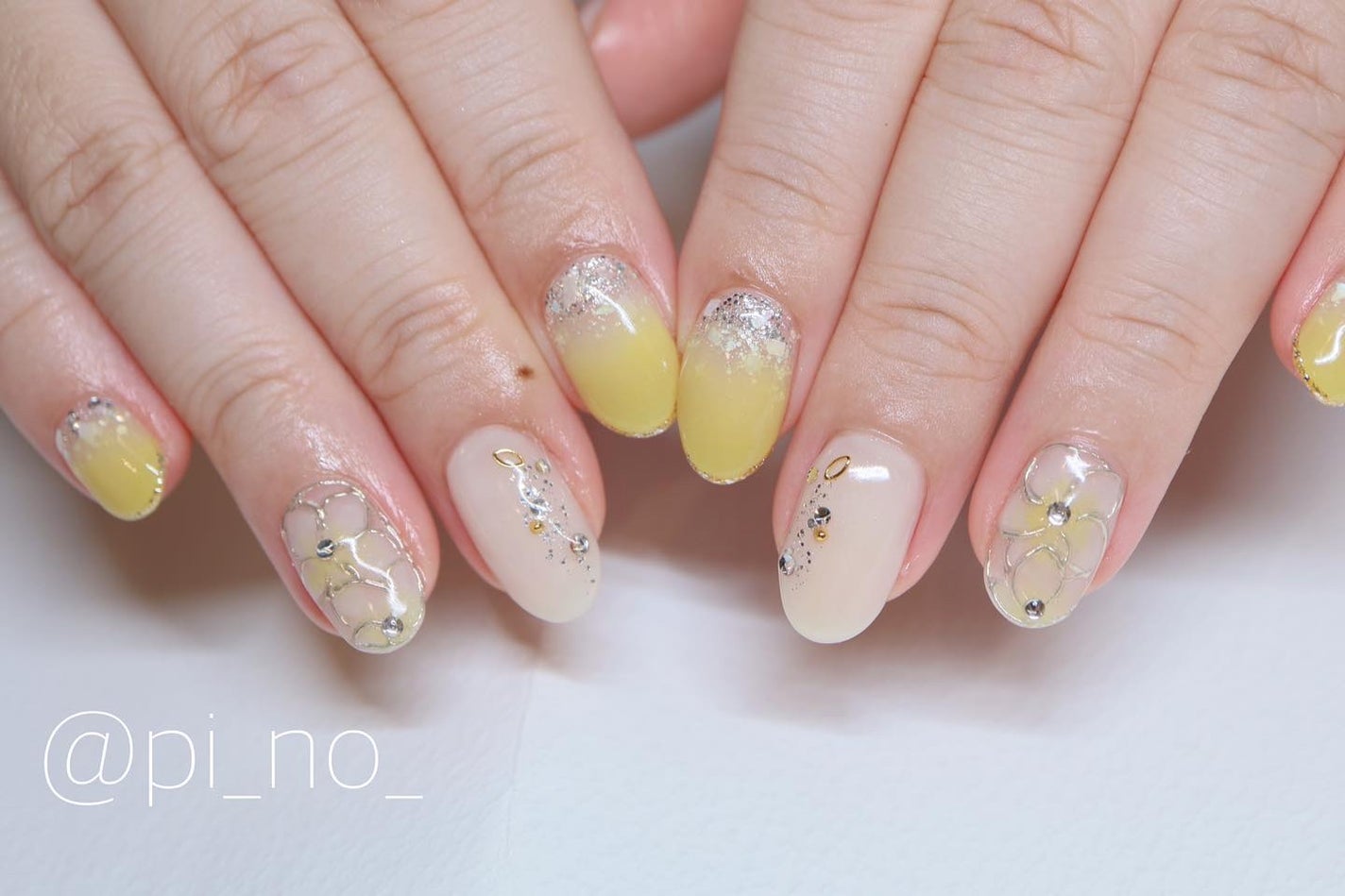 shino on LIPS 「グリーンイエローのお花デザインお持ち込みデザイン★キラキラで可..」(2枚目)