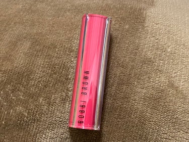 BOBBI BROWN
クラッシュド シャイン ジェリー スティック
03タヒチ

フリマアプリで購入しました♪

可愛い青みピンクですが
薄づきなので黄色味の強い肌の私でも使えました。

リップは蓋を