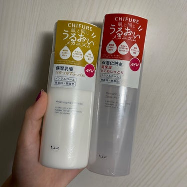 【ちふれ 保湿化粧水】
内容量:180ml   値段:¥770(税込)

✰︎とてもしっとりタイプ

MimiTVさんを通して頂いた、ちふれの化粧水🌫
リニューアル品かと思ったのですが、新商品なんですかね（？）

こちらは、保湿力のタイプが3段階あり、
とてもしっとりタイプは1番保湿力強いやつみたいですᐠ( ᐛ )ᐟ

夜にしっかり保湿したいので、夜用として使用しています🌃🌙*ﾟ

無香料なので、どんな日でも使いやすい✨️
体調に左右されず使用可能です👌◎

真冬でも十分な保湿力で、コスパも最強レベル(ㅇ_ㅇ)

詰め替えが変えるのもエコで良いなって思いました(*´`)
顔だけではなく、首やデコルテ、胸元にも使用していますが
どこもしっとりもちもち肌になって嬉しい🫶

余計な成分を一切感じなくて、季節に合わせてシリーズで使いたいと思いましたჱ̒  ｰ̀֊ｰ́ )

┈┈┈┈┈┈┈┈┈┈

とろっとした肌あたりのよいなめらかな感触で、肌にしっかりうるおいを与え、もっちりとした肌に導きます。
細胞間うるおい成分、保湿成分 ヒアルロン酸・トレハロース、油性エモリエント成分配合で、じんわりしっかりなじんで、気持ちのよいうるおい肌が続きます。



┈┈┈┈┈┈┈┈┈┈
使用開始:2023/01
使い切り:2023/11/11
┈┈┈┈┈┈┈┈┈┈
#ヱリカのメインスキンケア
#ヱリカの使い切りの画像 その1