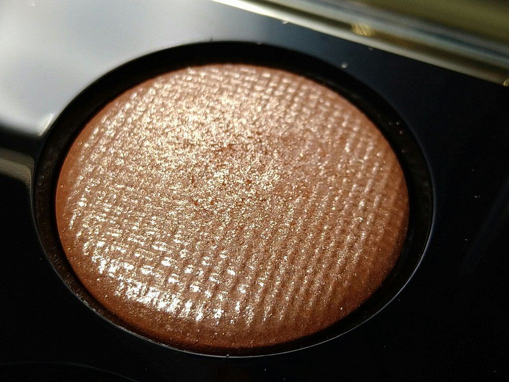 #今日のメイク 

シンプルなベージュメイクの最後にボビイブラウンのリュクスアイシャドウ右上のカラーをトッピングしました🌠

色はほとんどないけれど
濡れてるかのようなツヤラメでシンプルメイクが一気に華やかに♡

#ボビイブラウン #シン