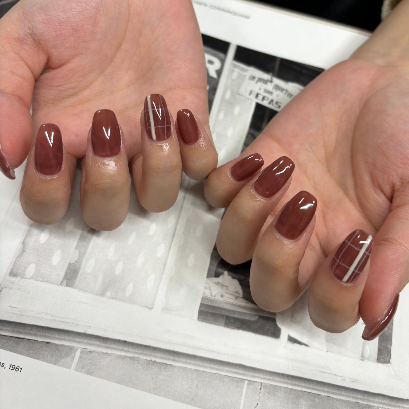 夏美🍉フォロバ on LIPS 「【手描きのチェック×秋のレッドブラウン🦊📍】ベースカラーを深い..」(2枚目)