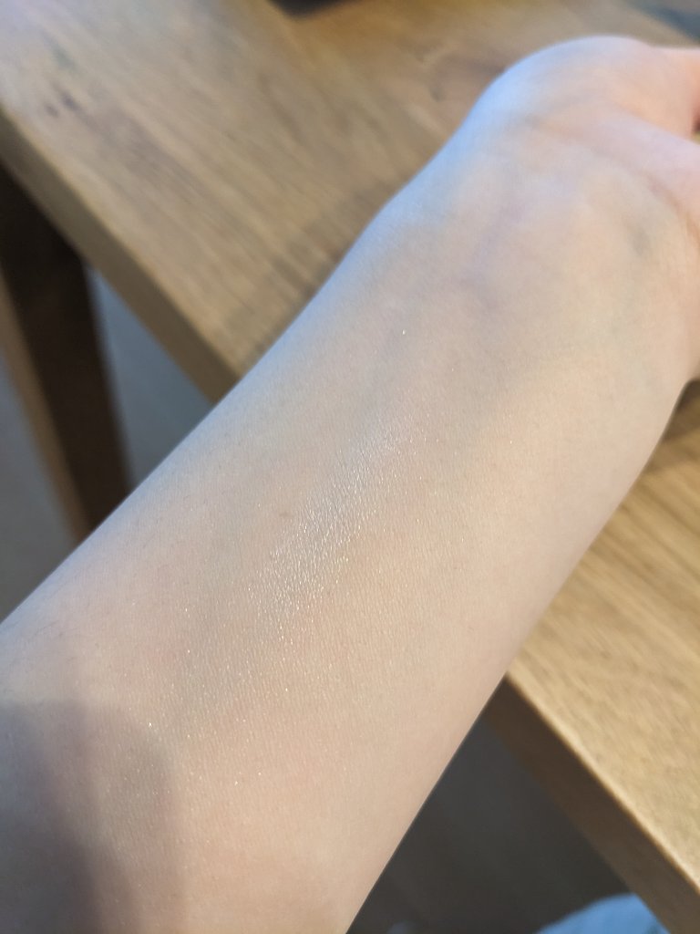 マットラディアンス ベイクドパウダー ハイライト01/ローラ メルシエ/パウダーハイライトを使ったクチコミ（2枚目）