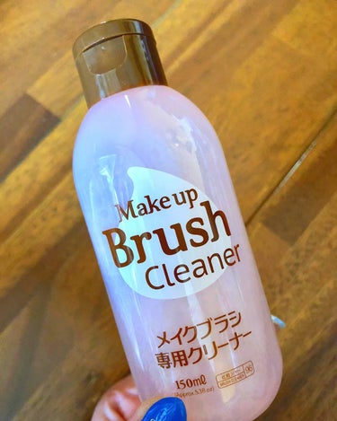 
ダイソー
「 Make up Brush Cleaner 」


見つけたので購入してみました！
メイクブラシを洗ったことなかったので試しにと買ってみたんですが、めっちゃ綺麗に汚れが落ちました！
こん