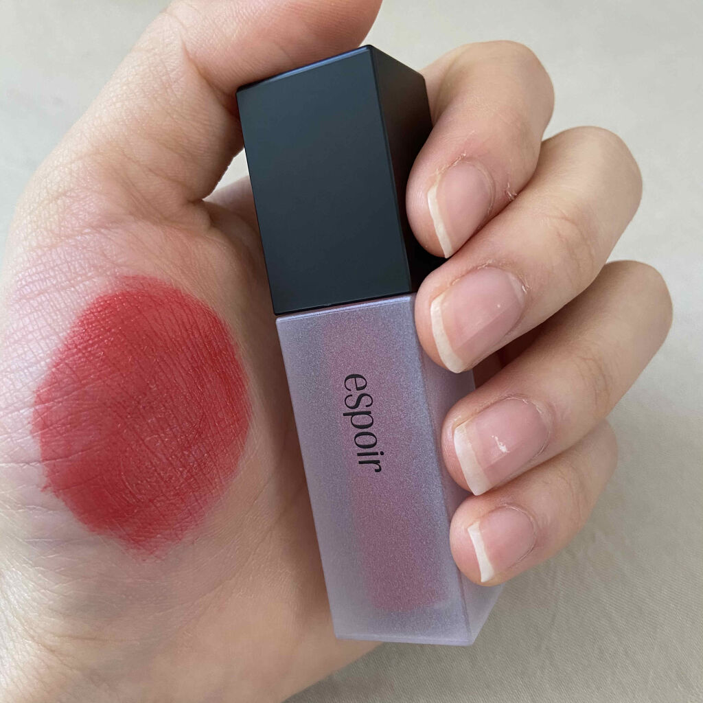 espoir　CORLORCONIC VELVET TINT LACOUER

エスポアのマットリップ！結構赤！って感じの色。乾燥もしやすいならリップを先に塗ること推奨✌️

匂いは梅の飴みたいな😂😂

主張激し目のリップなので顔が映え