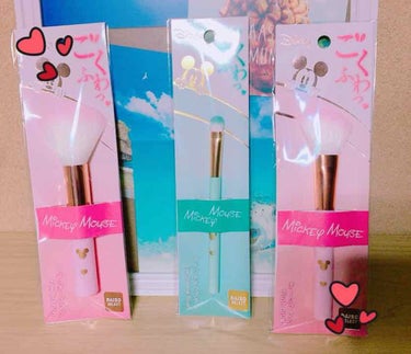 ごくふわっ  ミッキーVERSION🐭👑

LIPSの投稿見て欲しいなぁ😶😶って思ってたら､近くのダイソーに売ってました( ˙꒳​˙ )

このブラシは100円とは思えない!!!ふわっふわだし､顔に付け