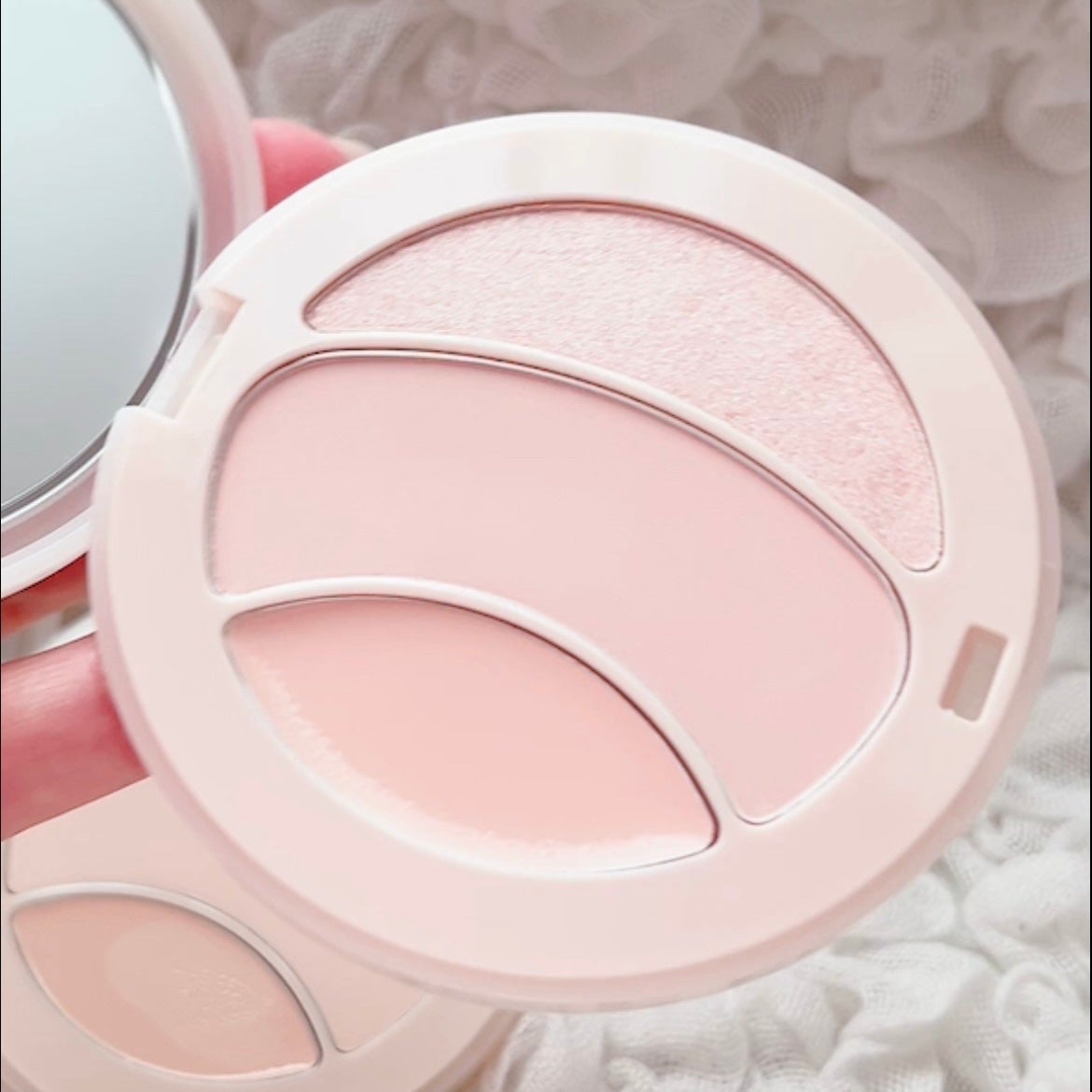 マルチファンクショナルハイライトパレット/INTO U/ハイライトを使ったクチコミ(5枚目)