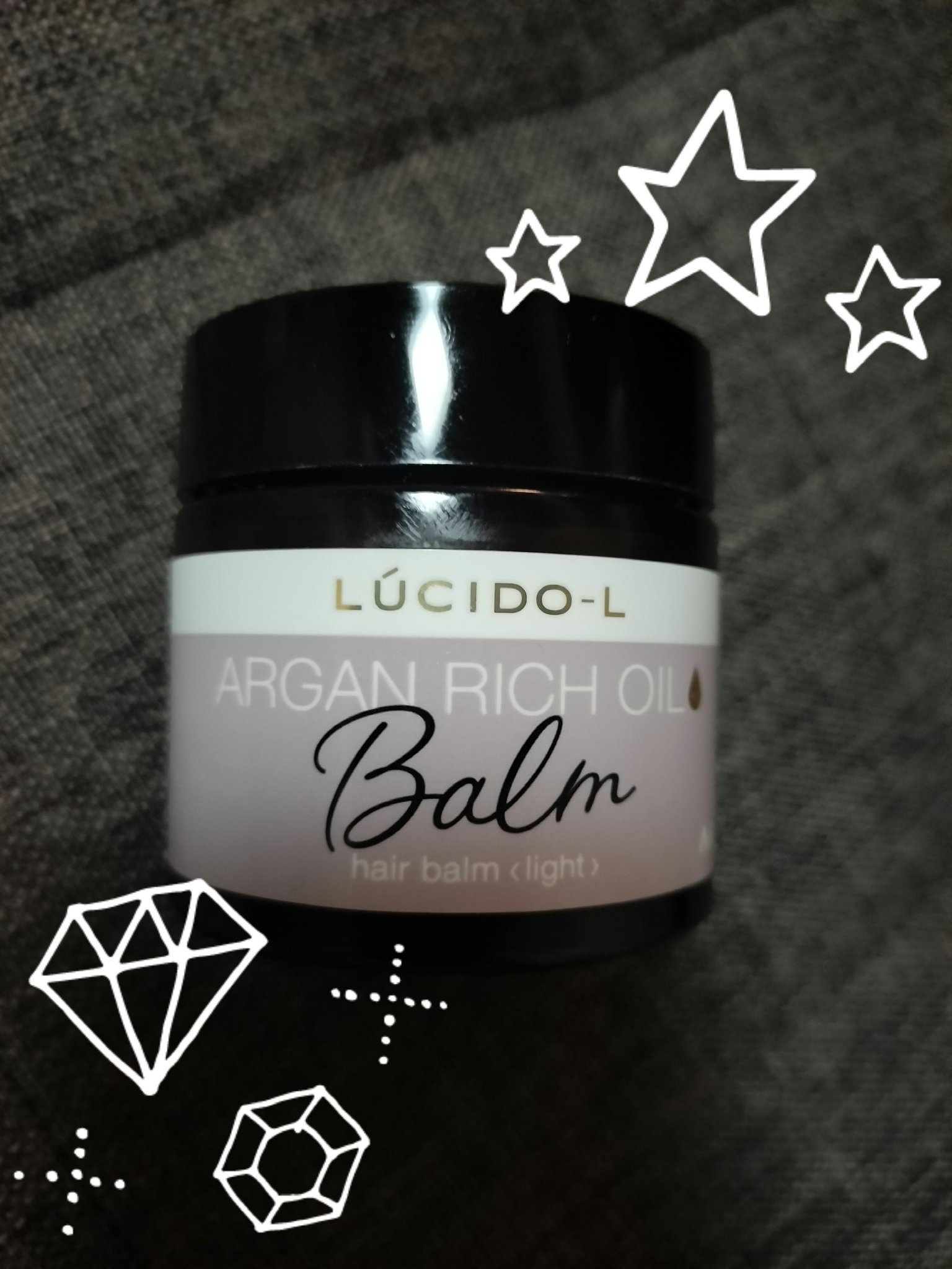 ルシードエル　メルティヘアバーム　ライト

保湿しながらスタイリングできるヘアバーム

アルガンオイル配合で潤いをキープ。
重くなりすぎず、程よい束感とツヤが出ます。

髪だけでなく、ハンドクリームとしても使えるので、手が洗えない時でも安心