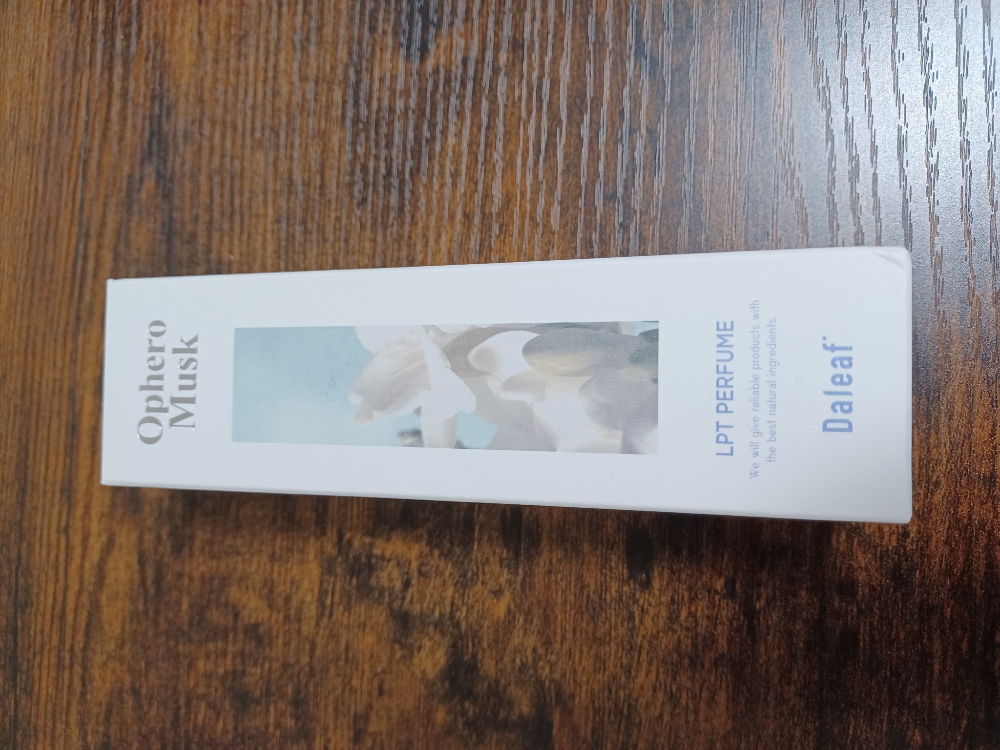 Daleafのパフュームヘアパックインミスト。
パッケージも可愛くテンションが上がります。
今回はセクシーで凛としたフローラルラベンダーの香りの「オフェロムスク」。
お上品な香りで女性らしさを演出してくれて大好きです！
パフュームタイプなの