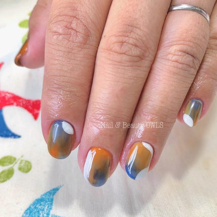 ぴよこれいと あうるす on LIPS 「秋の空。ホワイトラインはネイル工房さんの#ZECCAA07で。..」(2枚目)