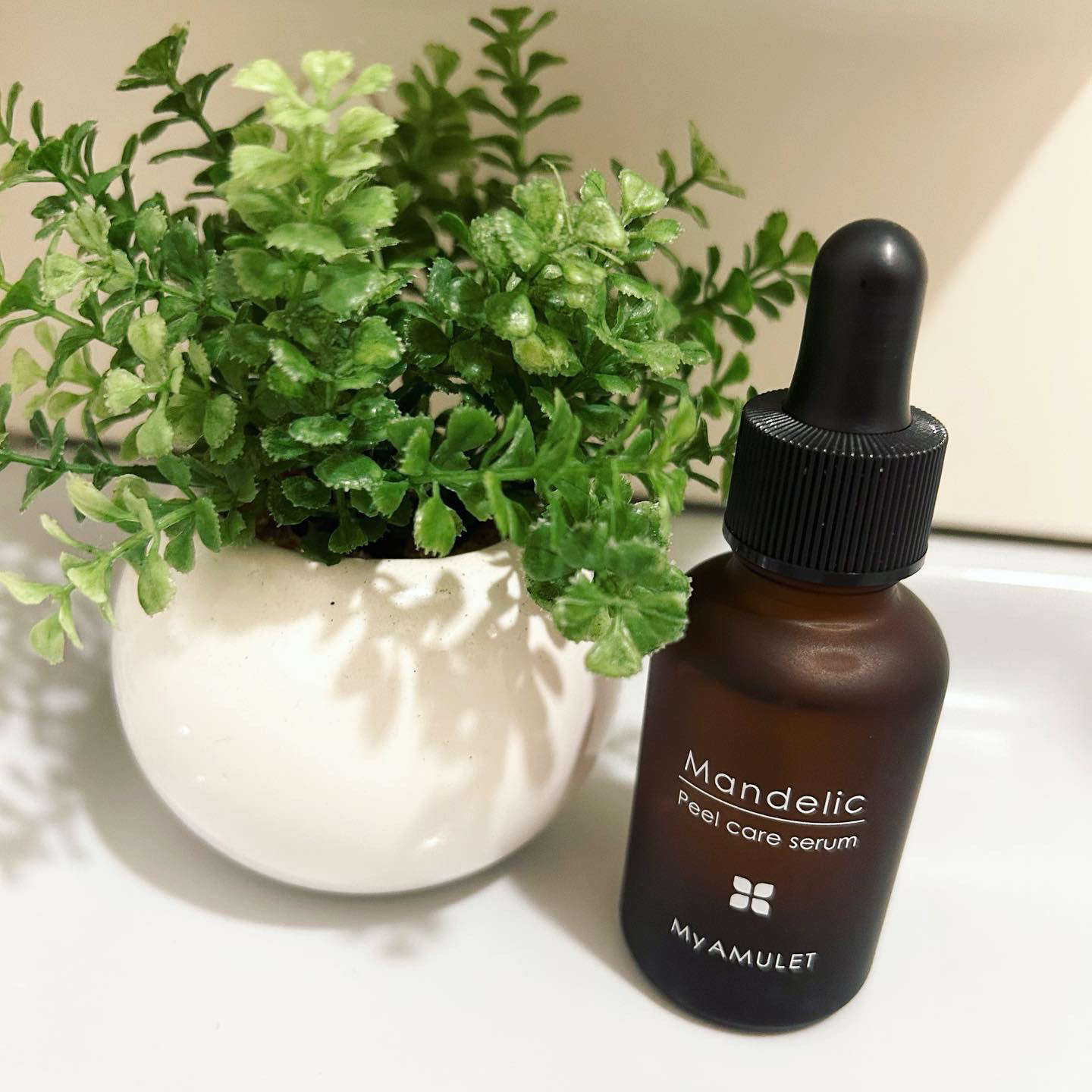 パッケージおしゃれで可愛い〜🤍

いつもの化粧水前に塗るだけ簡単で
敏感肌のことを考えた
デイリー角質ケア美容液だよꪔ̤̥ꪔ̤̮ꪔ̤̫✨

液はさらっとして馴染みやすい！

古い角質があると
お肌がザラつくし、ごわついて
化粧水の浸透も悪