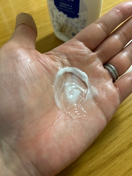 バイブラント ラディアンス アロマミルク/ジョンソンボディケア/ボディミルクを使ったクチコミ(2枚目)