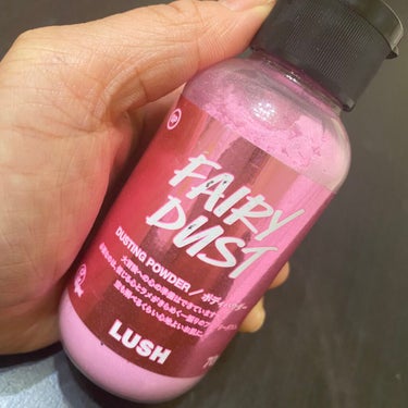 ラッシュ フェアリー ダストのクチコミ「LUSHの冬限定ボディパウダーです🦄✨

見た目はすごいピンクだけど、塗ってみるとピンクが全面.....」（1枚目）