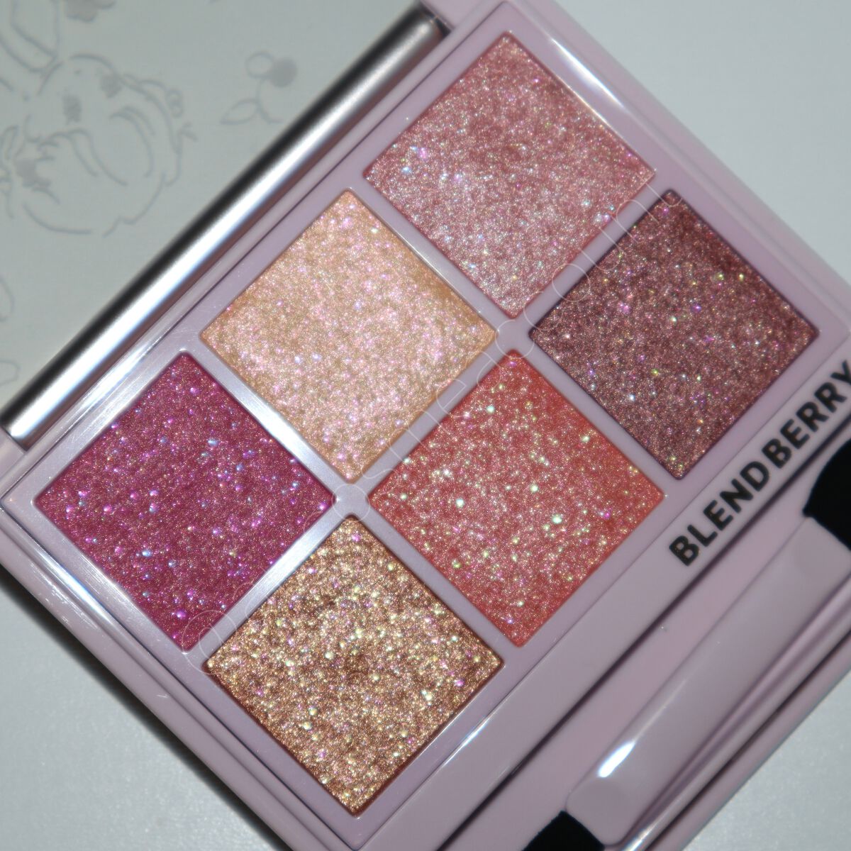 オーラクリエイション 106 ラズベリー&トゥインクルゴールド(ホリデー限定カラー)※人気イラストレーターコラボデザイン/BLEND BERRY/アイシャドウパレットを使ったクチコミ（2枚目）