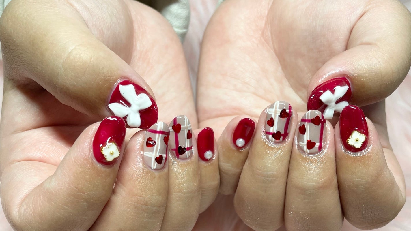 き り ん (°◻︎°) on LIPS 「赤✖️白パーツ🤍少し早めなバレンタイン風💌ネイル💅✂ーーーーー..」(1枚目)