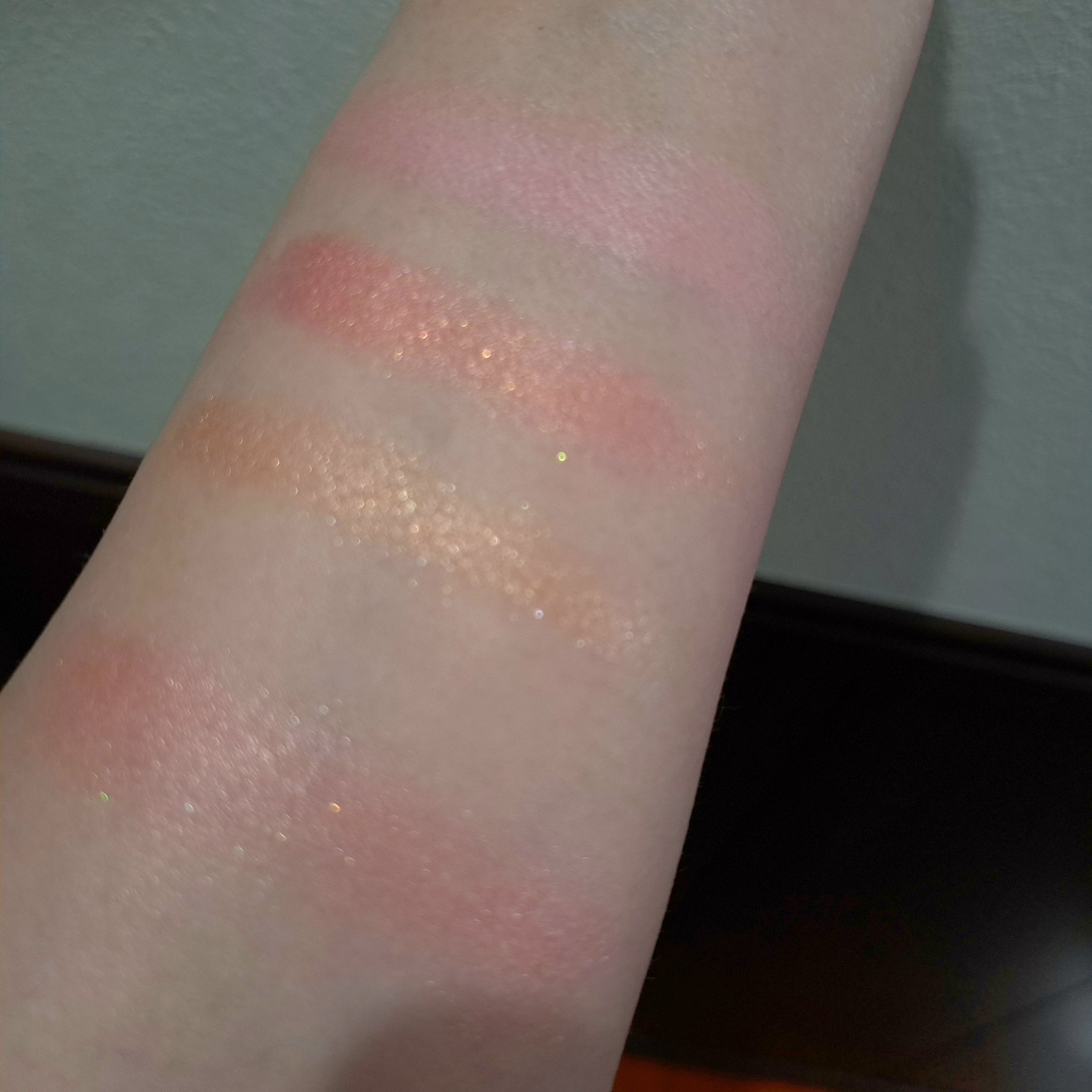 BOBBI BROWN ブライトニング ブラッシュのクチコミ「復刻したブライトニングブラッシュ 03ブラッシュドピンクをスウォッチ

ピンク▶ラメなし
コー.....」（2枚目）