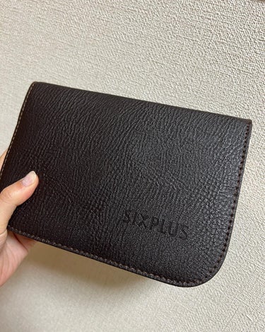 SIXPLUS のメイクブラシ11本ケース付き

メイクブラシを変え買えたいと思い購入🌟

ナイロン毛を使用しているためとっても柔らかく馴染みやすい🌱
ケースのファスナーも思った以上にスムーズに滑るので
最適👍👍
11本もあるのでどれがどれかわからなくなりそうだけど、メイクの幅が広がりそうで楽しみです💄

ブラシを迷っている方は是非👋

#シックスプラス#SIXPLUS#貴族のゴールド#メイクブラシ11本セット#ブラシ#ケース付き#メイク道具
#コスメ #メイク #コスメレポ #コスメレビュー #美容 #美容垢 #コスメ購入品 #コスメ紹介 #美容部員 #元美容部員
#スキンケア好きさんと繋がりたい#パック好きさんと繋がりたい#美容好きさんと繋がりたい #すっぴん美人  #オシャレ  #おしゃれさんと繋がりたい  #いいね返し  #いいね  #いいねした人で気になった人フォロー #初買いコスメ  #ヘビロテ選手紹介  #あか抜け宣言 の画像 その2