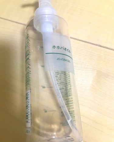 使い切りコスメ投稿します☆
無印のホホバオイル！
1番大きいサイズかと思います。
2490円で200ml

主にヘアオイルとして使ってて、
たまに顔や体にも使いました。

香りは無し。
成分は100%ホ