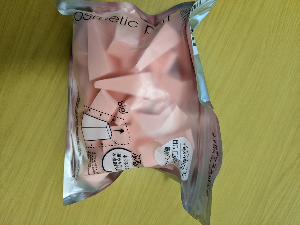 メイクアップスポンジ(バリューパック ウェッジ型 30個)/DAISO/パフ・スポンジを使ったクチコミ(1枚目)