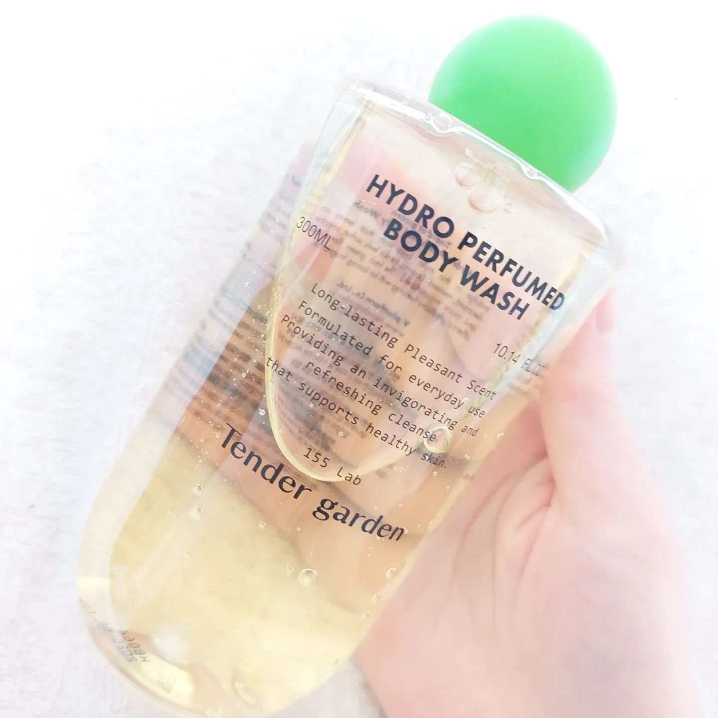 Tender garden ハイドロパフュームドボディウォッシュのクチコミ「【　テンダーガーデン　】

ハイドロパフュームドボディソープ300ml

可愛い箱で送られてき.....」（2枚目）